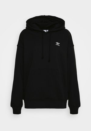 Sweat à capuche noir en tissu doux, avec une poche sur le devant, des poignets côtelés et un petit logo blanc sur la poitrine.