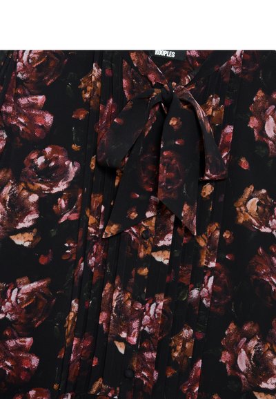 Schwarze Bluse mit Blumenmuster in verschiedenen Rosatönen und Burgunderrot, mit einer Bindung am Ausschnitt, gefältelter Textur und Knöpfen.