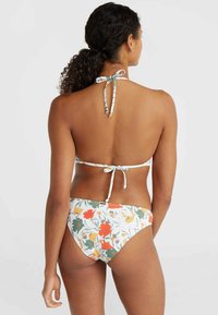 Gėlėta bikini maudymosi kostiumėlis su baltu fonu. Puošia žali, oranžiniai ir geltoni gėlių raštai. Užrišami diržai kaklo ir apatinėje nugaros dalyje.