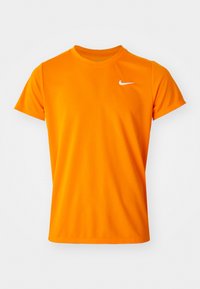 Orange kortærmet t-shirt med rund hals, lavet af glat stof, med et lille hvidt Nike-logo på øverste venstre side.