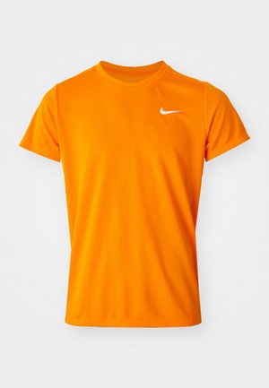 Oranges T-Shirt mit kurzen Ärmeln und Rundhalsausschnitt, aus glattem Stoff gefertigt, mit kleinem weißen Nike-Logo auf der oberen linken Seite.