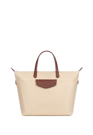 Beżowa torba na ramię z brązowymi skórzanymi uchwytami i kieszenią z klapą z przodu, o prostokątnym kształcie, gładkiej fakturze oraz zamknięciem na suwak u góry.