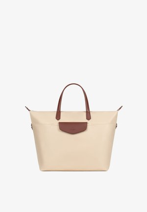 Sac fourre-tout beige avec poignées en cuir marron et poche avant à rabat, forme rectangulaire, texture lisse, et fermeture supérieure zippée.
