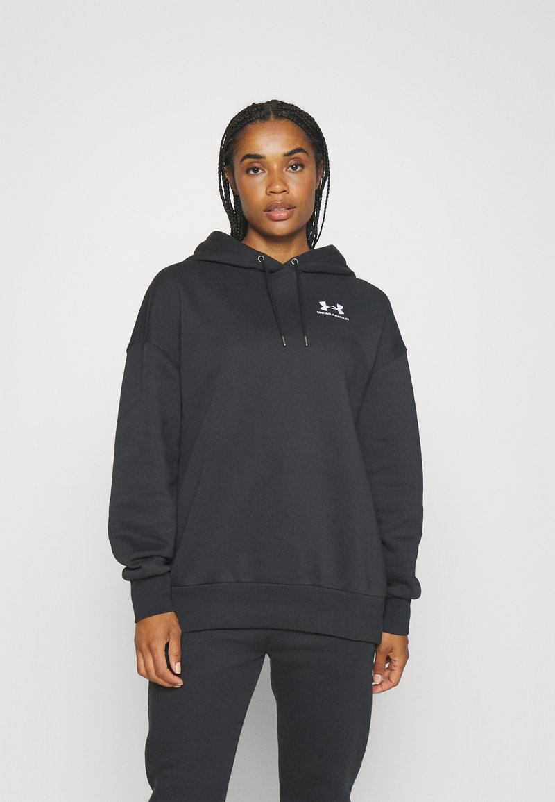Felpa nera con cappuccio, dalla vestibilità morbida, maniche lunghe e tasca anteriore. Presenta un logo bianco di Under Armour sul petto.