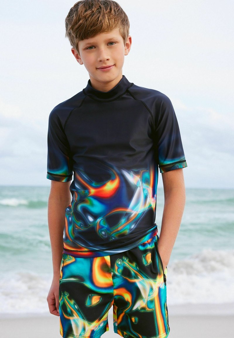 Kurzarm-Rashguard- und Badehosen-Set, mit einem glatten schwarzen Grundton und lebhaften, wirbelnden, mehrfarbigen Mustern sowie kontrastierenden Nähten.