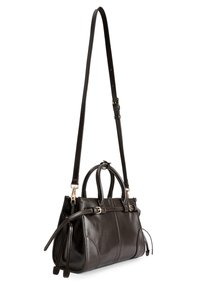 Bolso de mano de cuero marrón oscuro con dos asas superiores, correa de hombro ajustable y herrajes en tono dorado. Presenta un diseño elegante y estructurado.