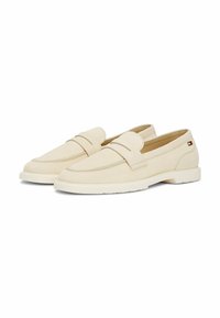 Lyse beige loafers i glat læder med syningsdetaljer og en forhøjet frontbånd. Har en hvid gummisål og en lille logoaccent.