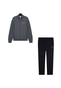 Grijze zip-up jas met zwarte accenten en logo op de borst, gecombineerd met zwarte broek met elastische taille die zijzakken en een logo heeft.