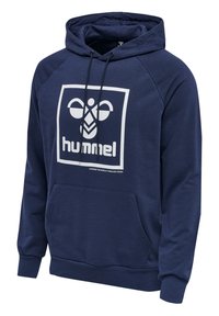 Námornícky modrá mikina s kapucňou a bielym logom a textom, s klokankovým vreckom, šnúrkou na kapucni a rebrovanými manžetami a spodným lemom.