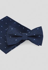 Granatowy muszka z teksturowanej tkaniny, pokryta małymi białymi kropkami, w zestawie z pasującą poszetką o podobnym wzorze.