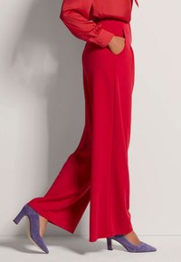 MADELEINE SCHLUPF MIT ELEGANTER BEINWEITE - Stoffhose - red
