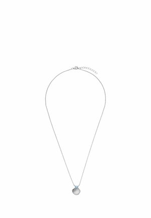 Delicate zilveren ketting met een sint-jakobsschelp hanger en een kleine blauwe edelsteen boven de schelp.