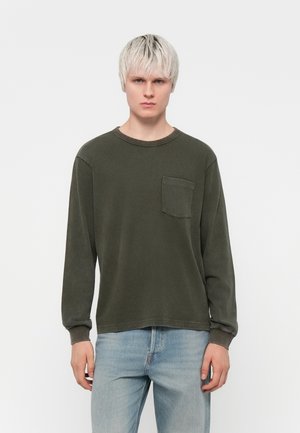 Olive green long-sleeve T-shirt made of soft fabric, featuring a round neck and a patch pocket on the left chest. Casual fit.