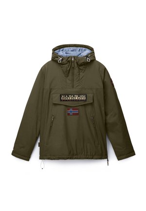 Olivgrüner Kapuzenanorak mit Frontreißverschluss, zwei Reißverschlusstaschen, Napapijri-Logo-Patch und kleinem norwegischem Flaggen-Patch vorne.