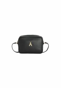 Borsa a tracolla in pelle nera di forma rettangolare, con un emblema d'oro a forma di ape e chiusura con cerniera. Tracolla regolabile da un lato.