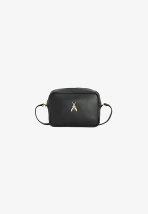 Borsa a tracolla in pelle nera di forma rettangolare, con un emblema d'oro a forma di ape e chiusura con cerniera. Tracolla regolabile da un lato.