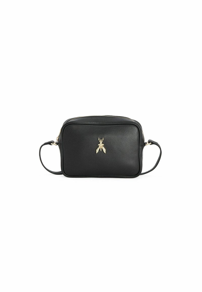 Borsa a tracolla in pelle nera di forma rettangolare, con un emblema d'oro a forma di ape e chiusura con cerniera. Tracolla regolabile da un lato.