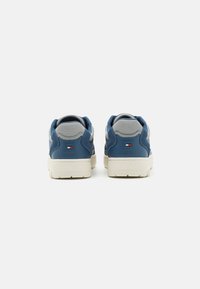 Tommy Hilfiger BASKET CORE LTH MIX ESS - Tenisky - aegean sea