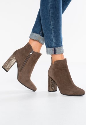 Bottines à talons hauts - taupe