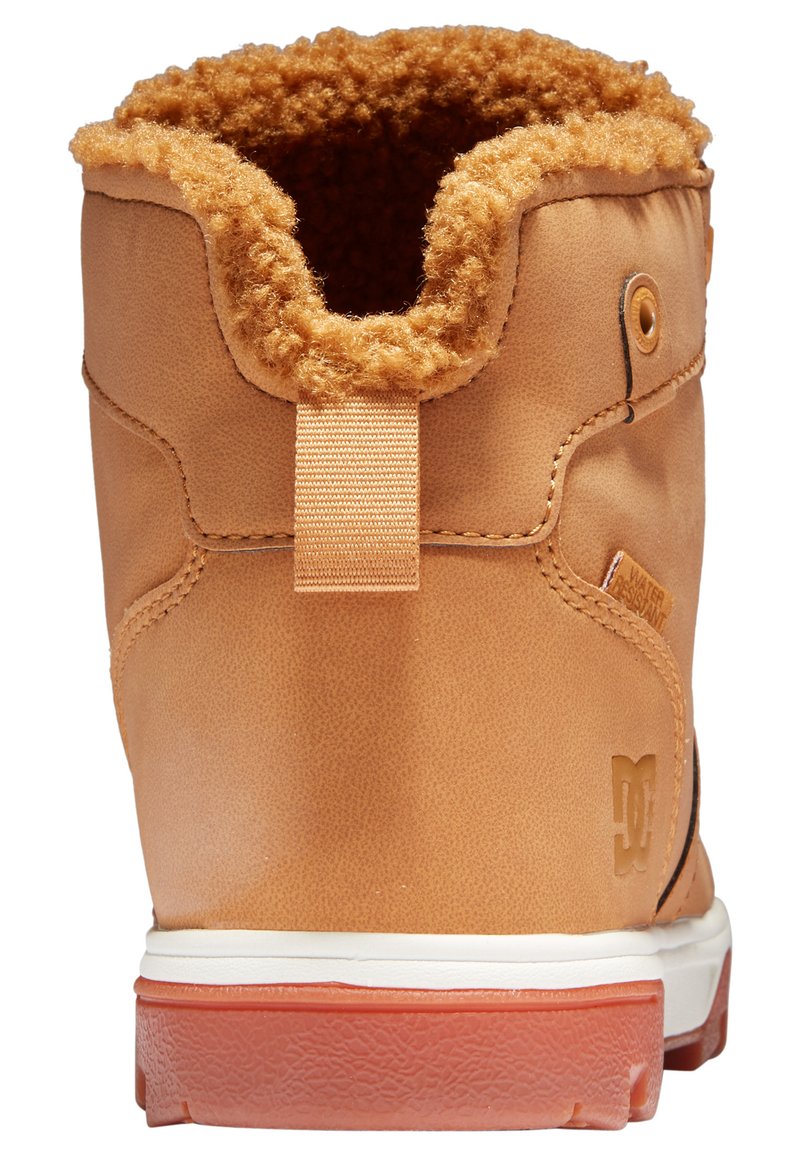 Braune, wasserdichte Stiefel mit einem flauschigen braunen Innenfutter, gepolstertem Kragen und strukturiertem Gummisohle. Mit einem Logo an der Seite und einer Zuglasche ausgestattet.