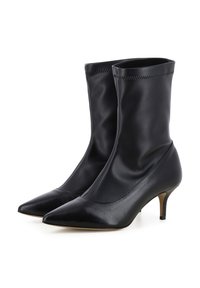 Zwarte leren enkelboots met een slank, rekbaar ontwerp,puntige neus en een bescheiden hak. Glad textuur met subtiele stiksels.