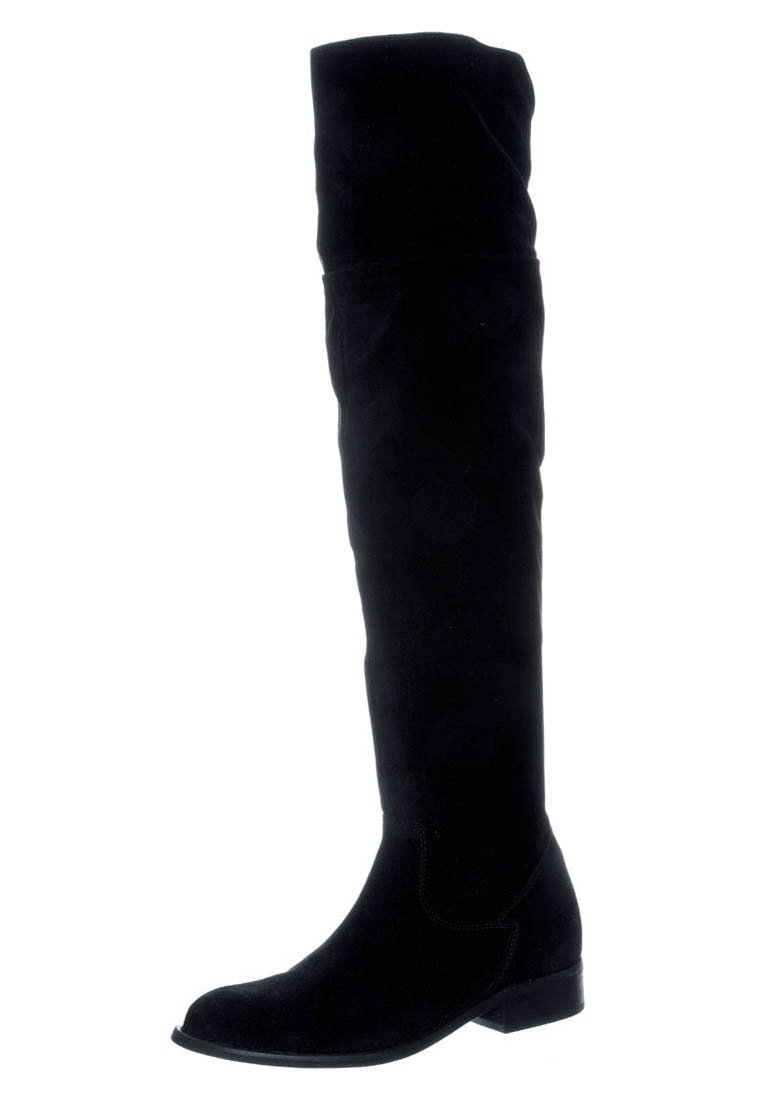 Svarta stövlar över knäna i mjukt mockaskinn, med rund tå, låg klack och minimal sömnadsdetalj för en snygg silhuett.