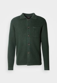 Cárdigan verde oscuro hecho de un tejido texturizado, con un cierre de botones en la parte delantera, un bolsillo en el pecho y un diseño clásico de cuello.