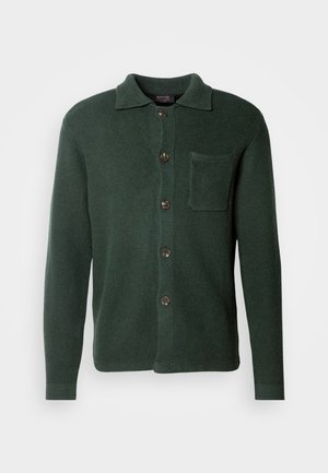 Cardigan verde scuro realizzato in tessuto testurizzato, con chiusura a bottoni frontale, tasca sul petto e un design del colletto classico.