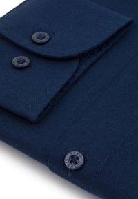 Granatowa koszula z tkaniny z dwoma zapinanymi na guziki kieszeniami na piersi, teksturowanym materiałem oraz ciemnymi guzikami z akcentem logo.