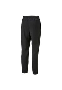 Schwarze Sporthose mit elastischem Bund, seitlichen Taschen und zulaufenden Beinen mit glatter Textur.