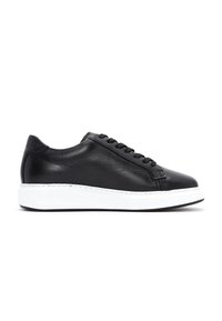 Sneakers in pelle nera con una superficie liscia, punta arrotondata, suola in gomma bianca e lacci piatti. Design minimalista con accenti di cucitura sottili.