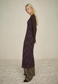 Bershka MIDI  - Denní šaty - dark brown