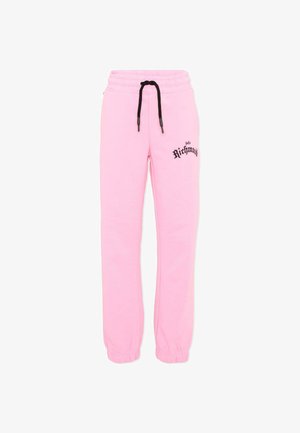 Lichtroze joggingbroek met zwart trekkoord, elastische boorden en zwarte bedrukte tekst "Richmond" op het bovenste linker dijbeen.