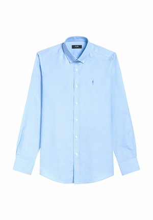 Jasnoniebieska bawełniana koszula zapinana na guziki z długimi rękawami, z kołnierzykiem rozłożonym i małym haftowanym logo po lewej stronie klatki piersiowej. Białe guziki.