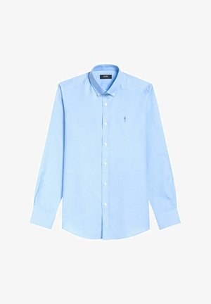 Jasnoniebieska bawełniana koszula zapinana na guziki z długimi rękawami, z kołnierzykiem rozłożonym i małym haftowanym logo po lewej stronie klatki piersiowej. Białe guziki.