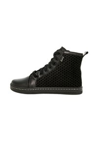 Sneaker alta nera con pelle e tessuto a nido d'ape testurizzato, caratterizzata da una rifinitura di borchie metalliche lungo la suola e una chiusura con lacci.