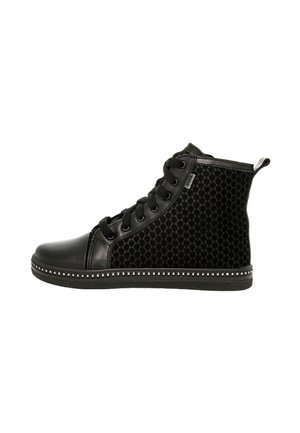 Baskets montantes noires en cuir et tissu à motif hexagonal, avec des clous en métal autour de la semelle et un design à lacets.