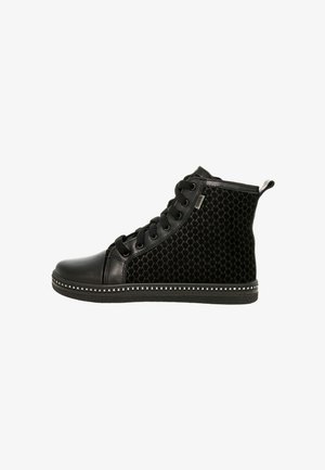 Baskets montantes noires en cuir et tissu à motif hexagonal, avec des clous en métal autour de la semelle et un design à lacets.