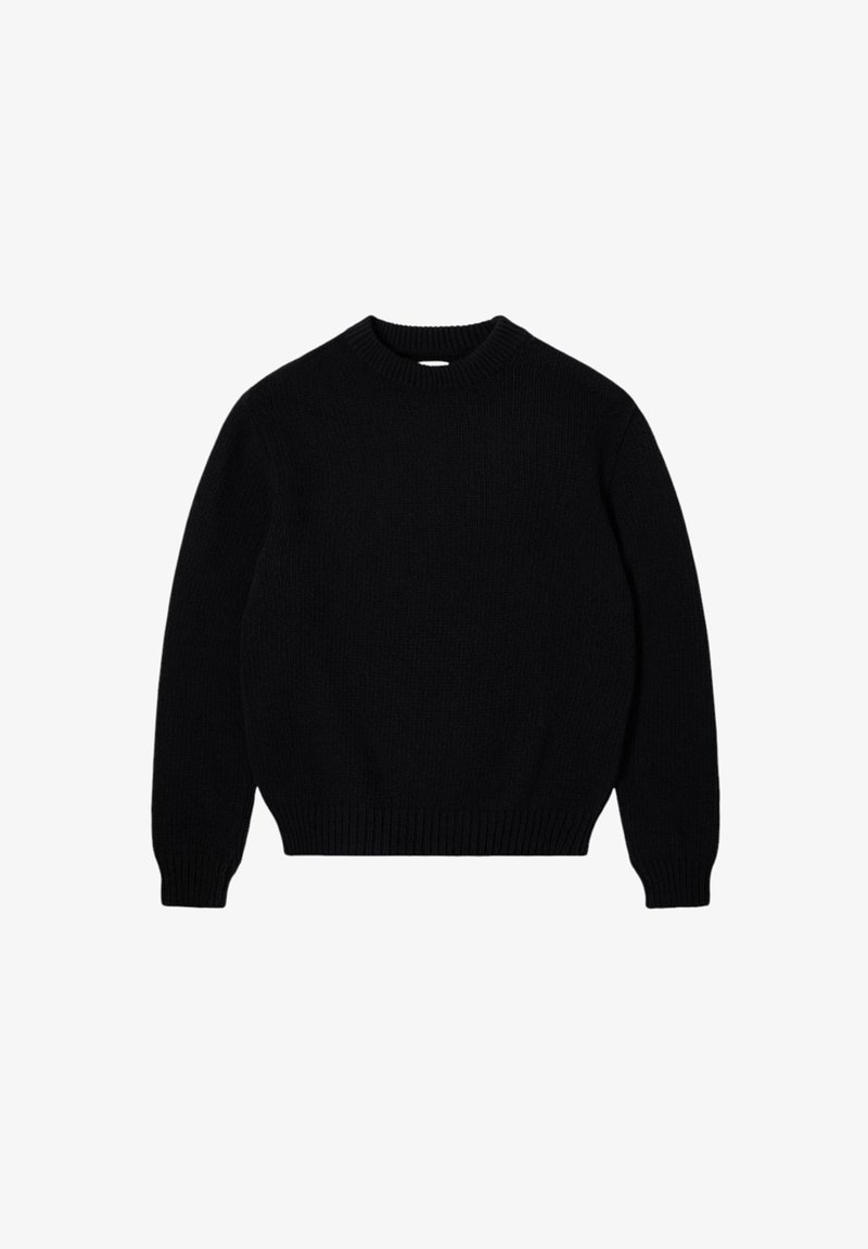 Zwarte gebreide trui met een ronde halslijn, lange mouwen, ribgebreide manchetten en onderrand. De gestructureerde stof geeft een gezellige, warme uitstraling.