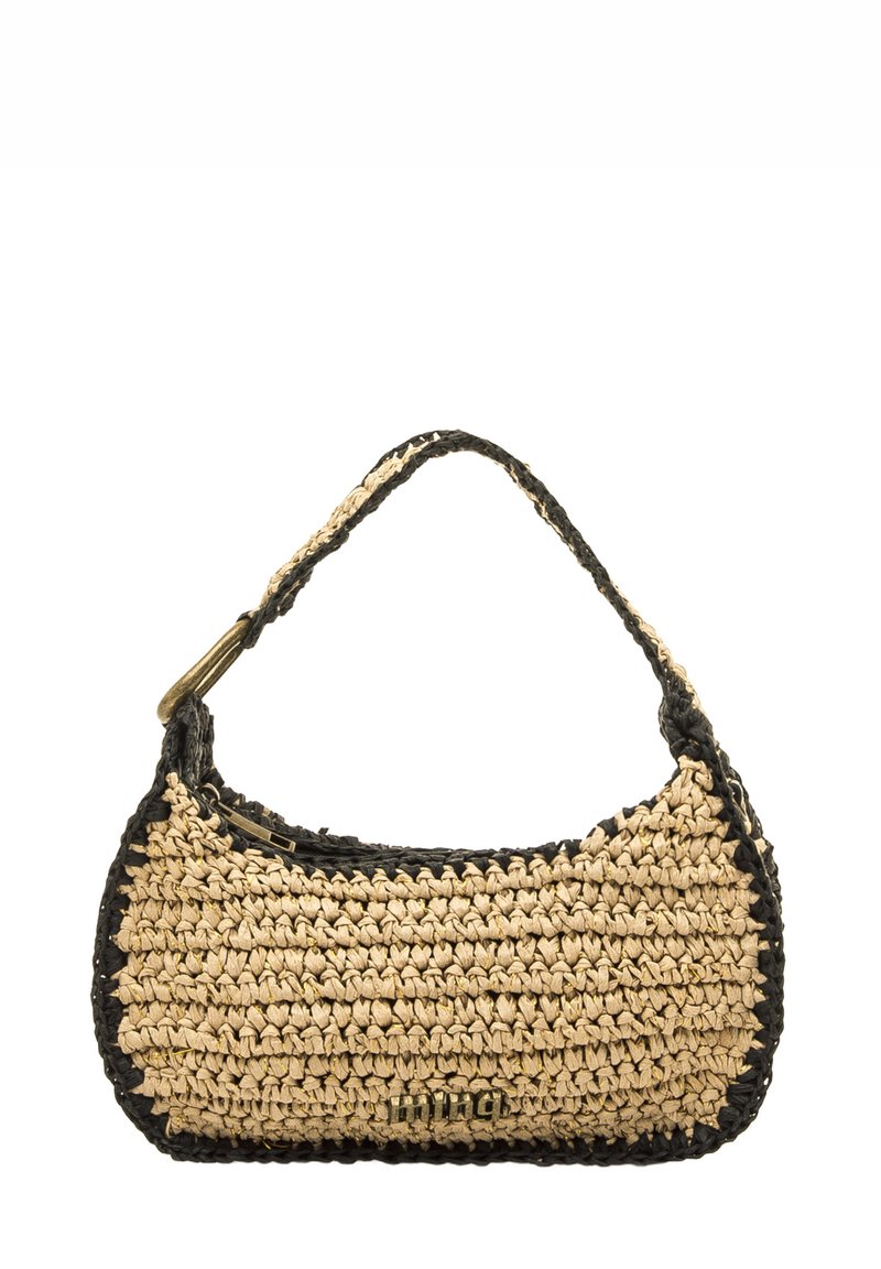 Bolso tejido con forma redondeada, color beige natural con acentos negros y una sola correa para el hombro. Superficie texturizada con costuras visibles.
