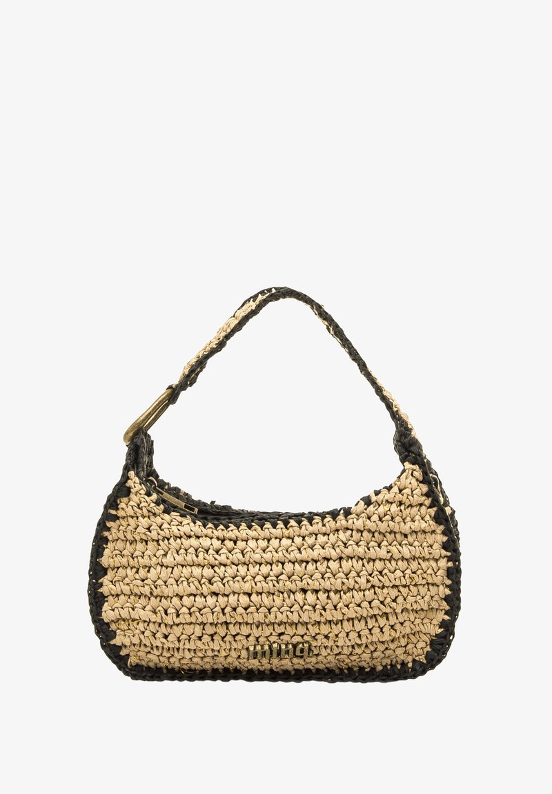 Bolso tejido con forma redondeada, color beige natural con acentos negros y una sola correa para el hombro. Superficie texturizada con costuras visibles.
