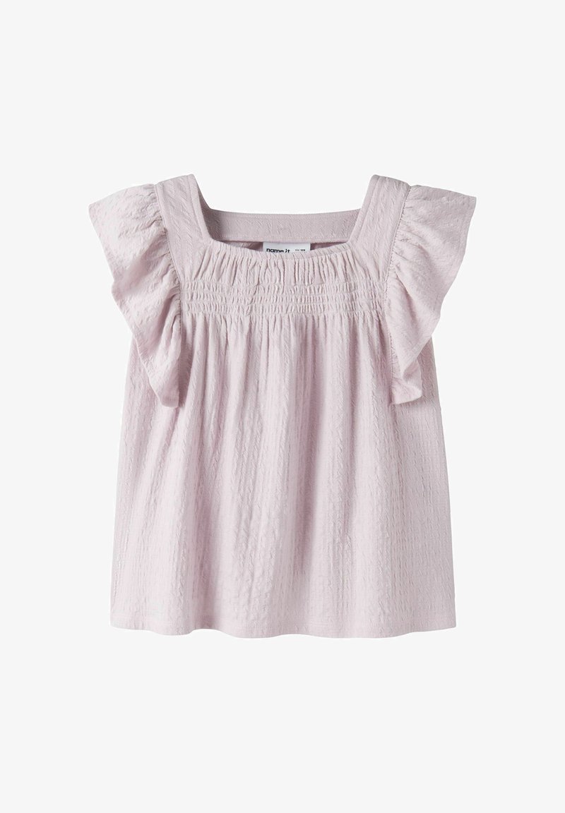 Blusa sin mangas de color rosa claro con textura, escote cuadrado fruncido y mangas cortas con volantes.