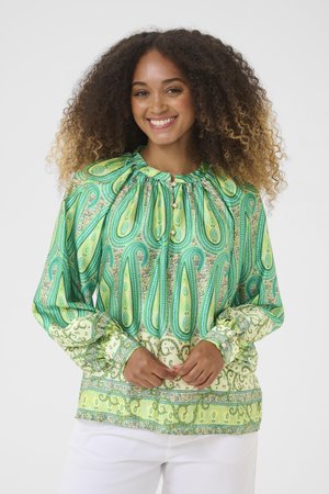 Zelena bluzica s paisley vzorcem z zbrano obodjem, dolgimi rokavi in gumbnimi detajli. Tkanina ima zapletene cvetlične in geometrijske vzorce.