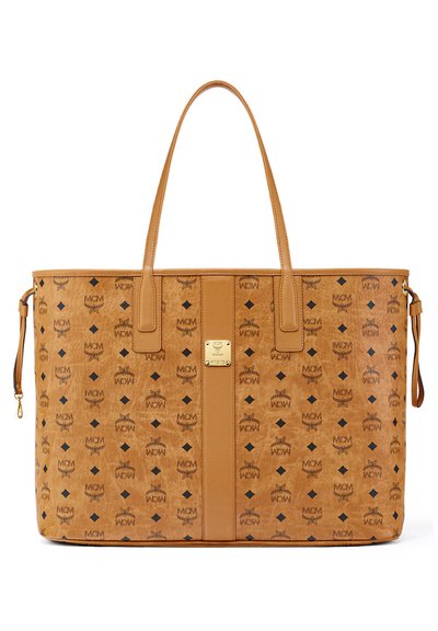 Grote tan leren tote bag met twee handvatten, bedekt met zwarte MCM-logo's en ruitvormen, met een centrale verticale leren strook en een gouden plaat.