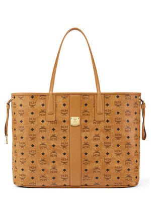 Grande borsa a tracolla in pelle beige con due manici, decorata con loghi MCM neri e forme a diamante, presenta una striscia centrale in pelle verticale e una placca dorata.