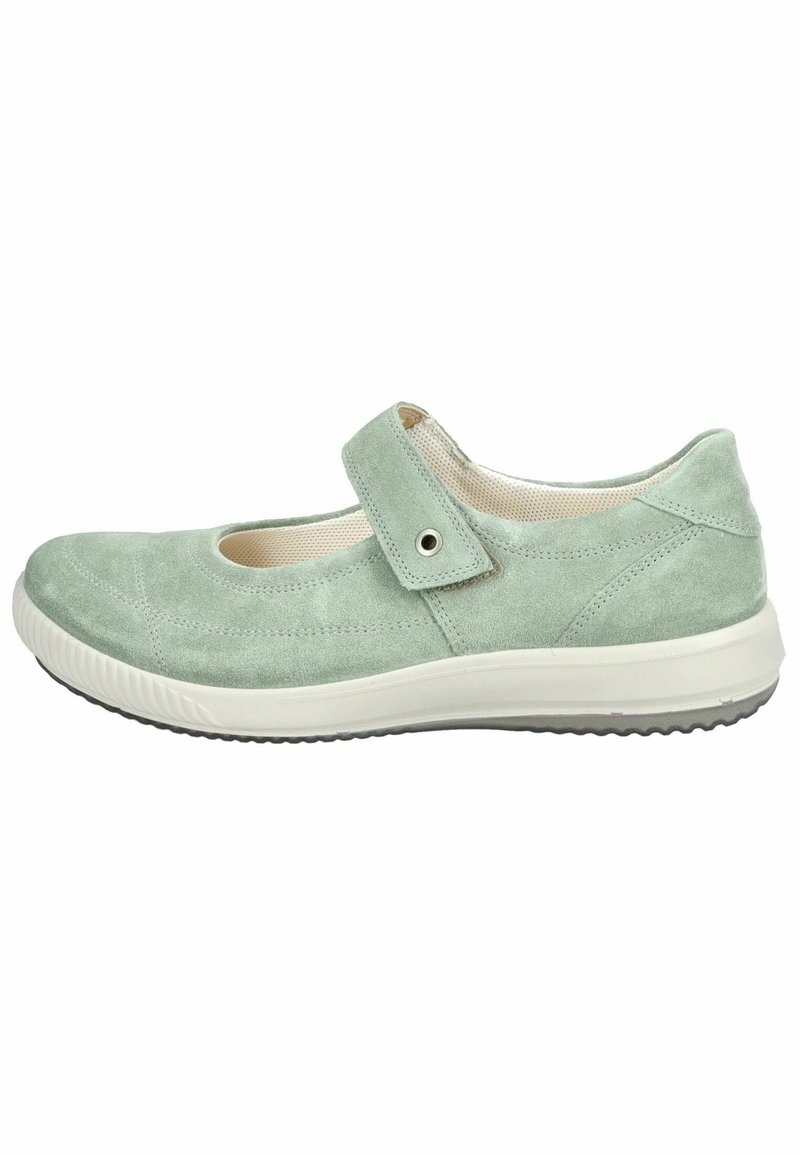 Zapato Mary Jane de ante verde con punta redondeada, correa ajustable y suela blanca acolchada. Presenta detalles de costura y un acabado texturizado.