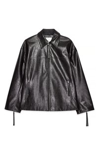Giacca in pelle nera con colletto, zip frontale e due tasche laterali con zip. Caratterizzata da una vestibilità comoda e una superficie testurizzata.