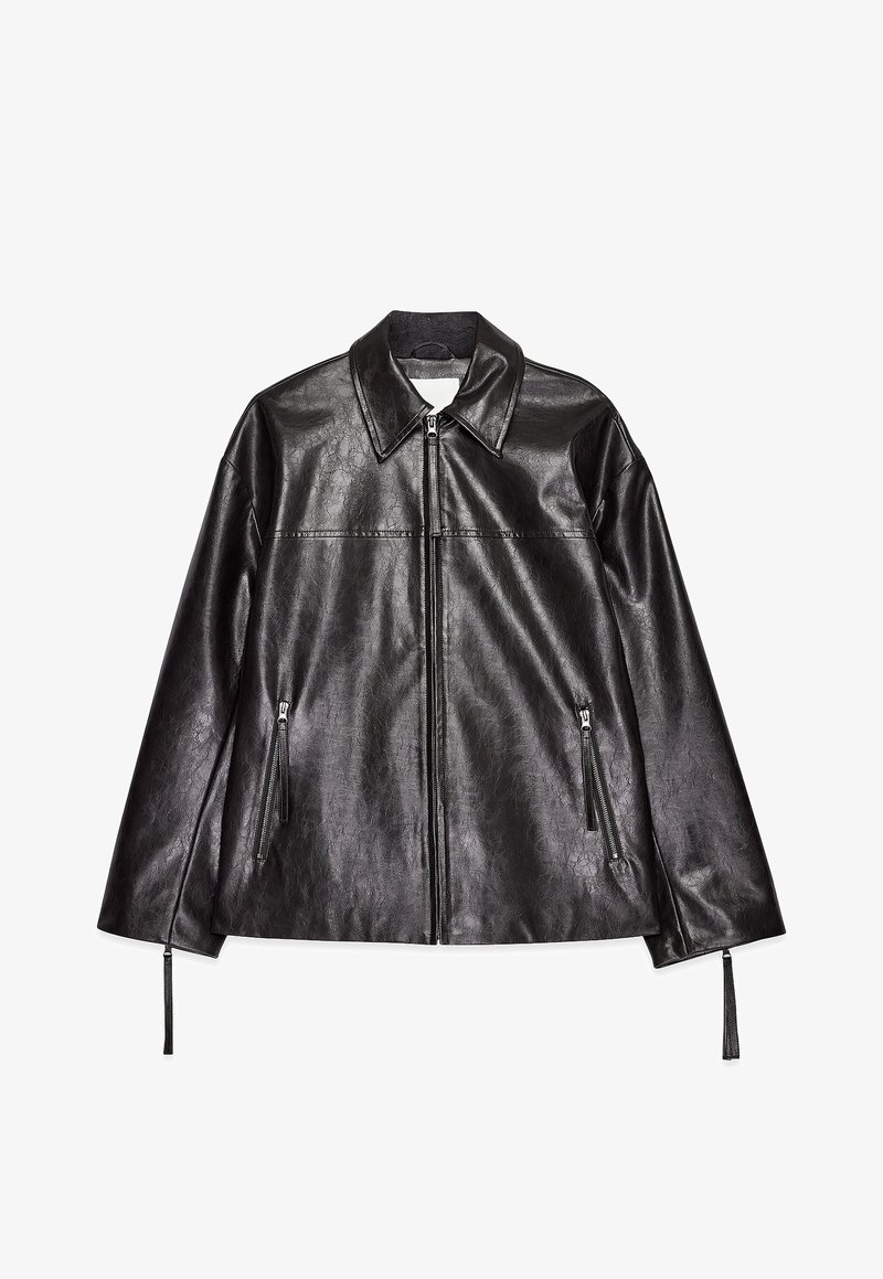 Giacca in pelle nera con colletto, zip frontale e due tasche laterali con zip. Caratterizzata da una vestibilità comoda e una superficie testurizzata.