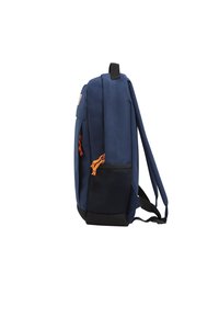 Námořnický batoh s polstrovaným zadním panelem, nastavitelnými popruhy, oranžovými detaily, síťovanou boční kapsou a zipovou přední kapsou.