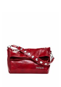Rote synthetische Leder-Schultertasche mit einem Überklappdeckel, silbernen Druckknopfakzenten am Riemen und einem bedruckten "Desigual"-Logo.